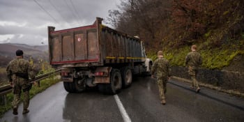 Policie pod palbou a blokády silnic. Napětí v Kosovu roste, premiér žádá o pomoc NATO