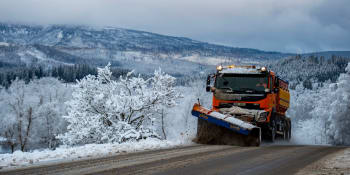 Dopravu komplikuje sníh a hrozí námraza, varují silničáři. Jaká je situace v krajích?