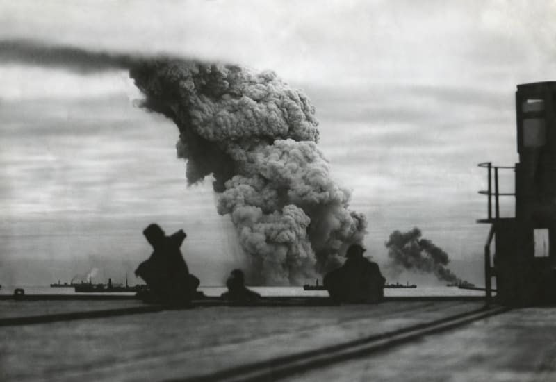 Hořící lodě po útoku ponorek na konvoj mířící v říjnu 1942 do Sovětského svazu