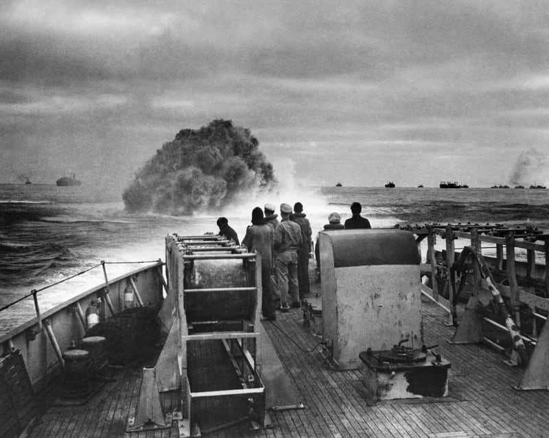 Loď americké pobřežní stráže USCGC Spencer útočí 17. dubna 1943 hlubinnými pumami na německou ponorku U-175. Ponorka se musela vynořit, 13 členů její posádky bylo zabito, 41 jich padlo do zajetí