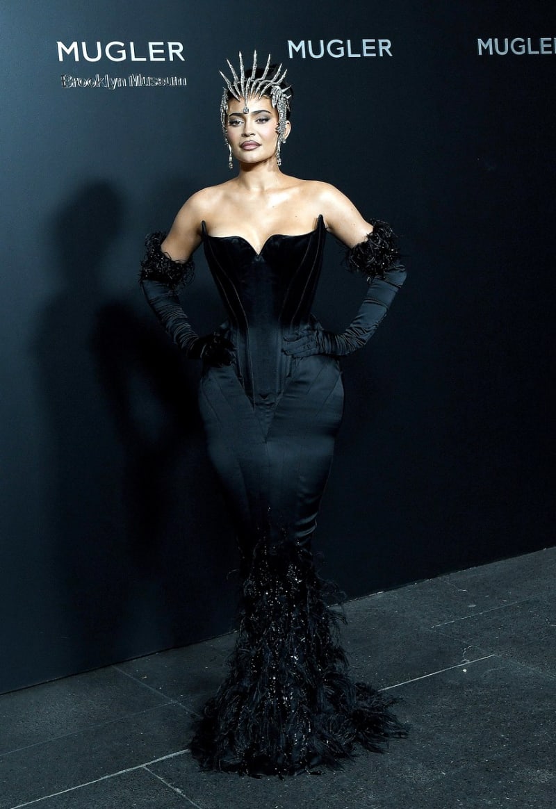 Kylie Jenner oslnila na slavnostním otevření výstavy Thierry Mugler.
