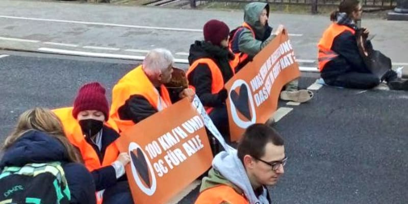 Aktivisté blokovali ulici v Mohuči (9.12.2022).