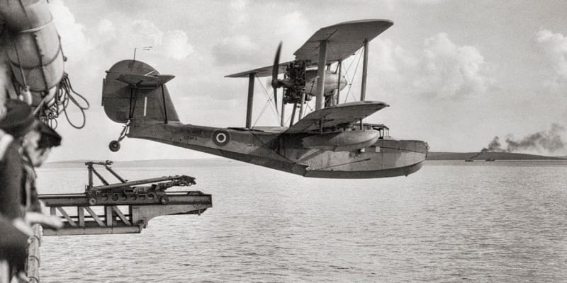 V boji proti německým ponorkám se využívaly obojživelné letouny Supermarine Walrus - zde krátce po vystřeleení katapultem z křižníku HMS Bermuda