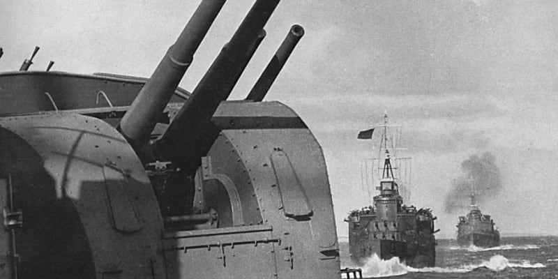 Na útoky německých ponorek reagovala britská admiralita organizováním lodí do mohutných konvojů chráněných doprovodnými plavidly
