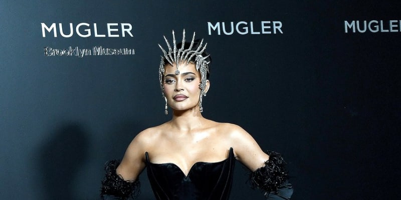 Kylie Jenner oslnila na slavnostním otevření výstavy Thierry Mugler.