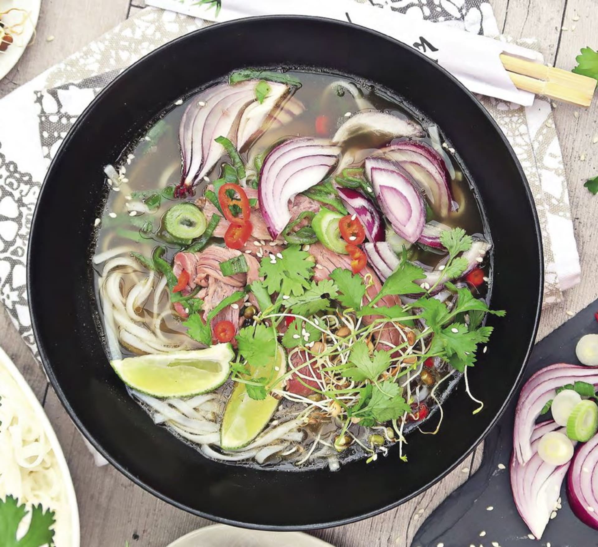 Phở bò – vietnamská polévka s hovězím masem z pomalého hrnce