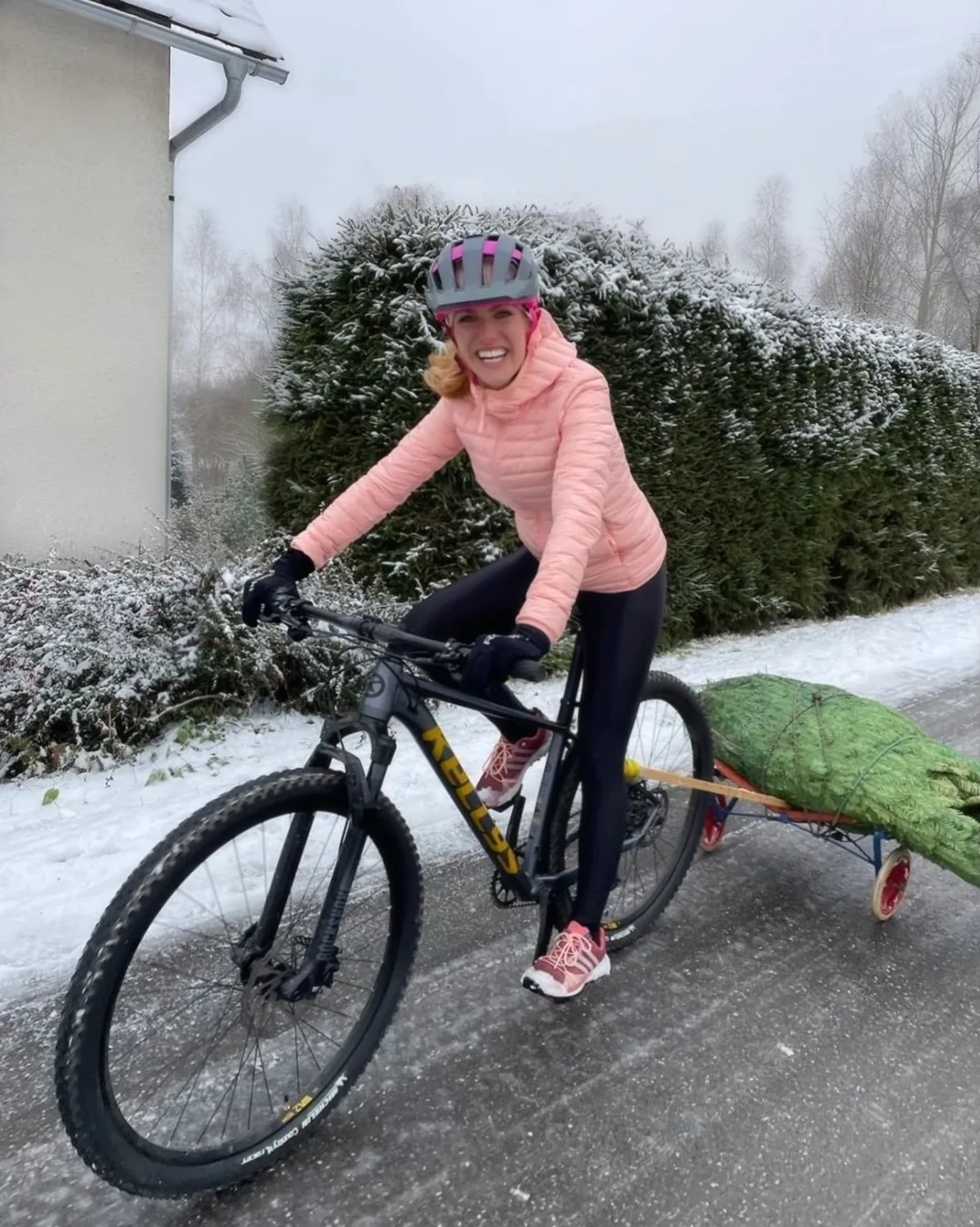 Gabriela Soukalová vyrazila pro vánoční stromeček na kole.