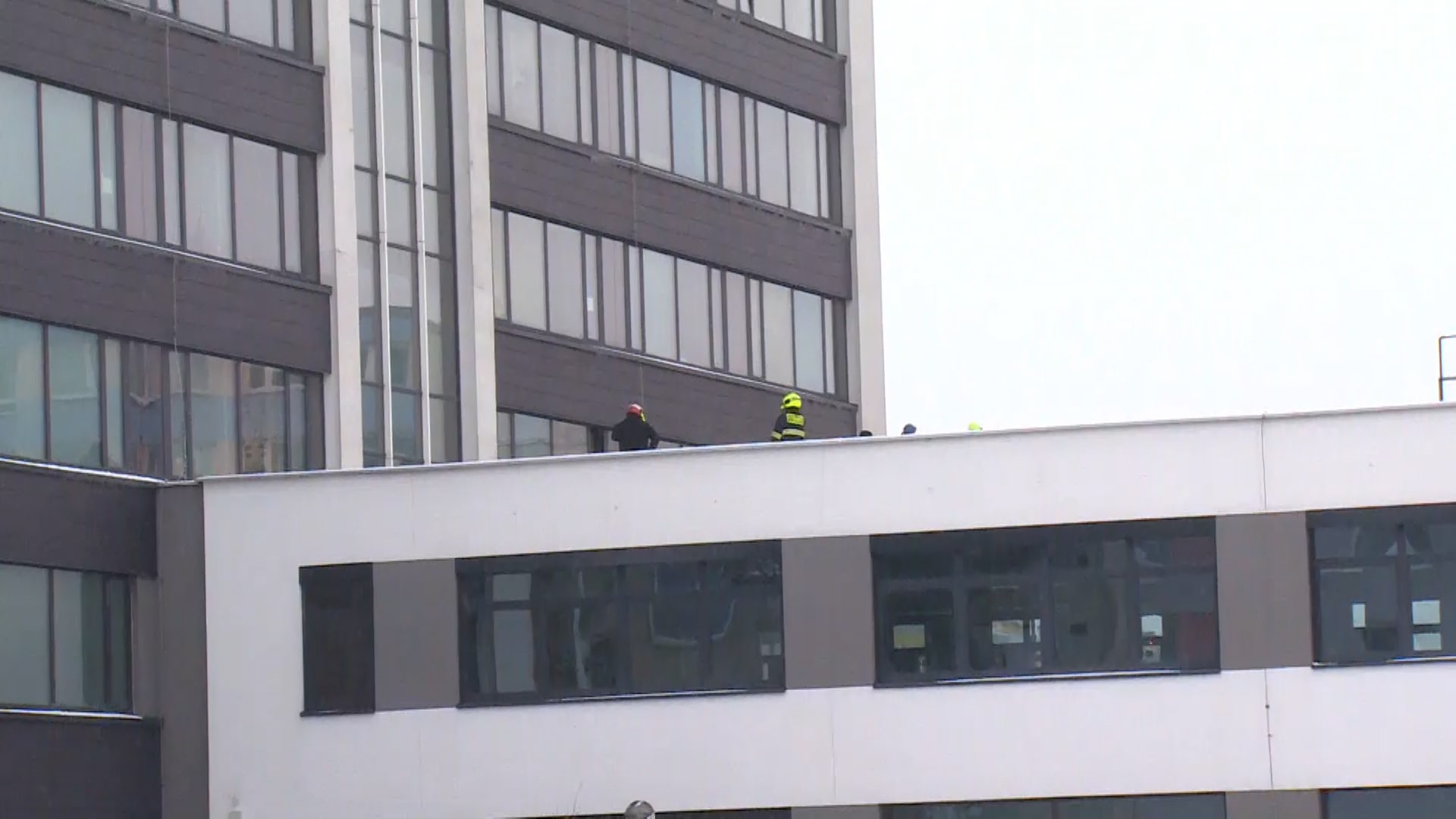 Žena spáchala sebevraždu skokem z okna v budově úřadu práce.