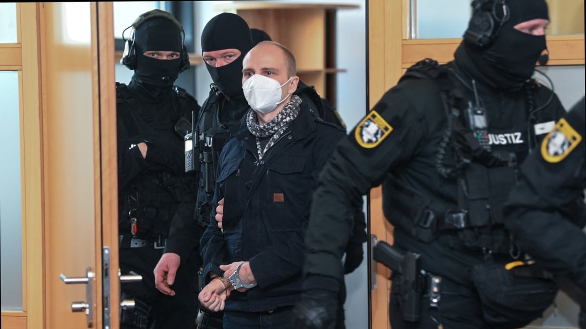 Pravicový extremista a strůjce útoku na synagogu v Halle Stephan Balliet u soudu