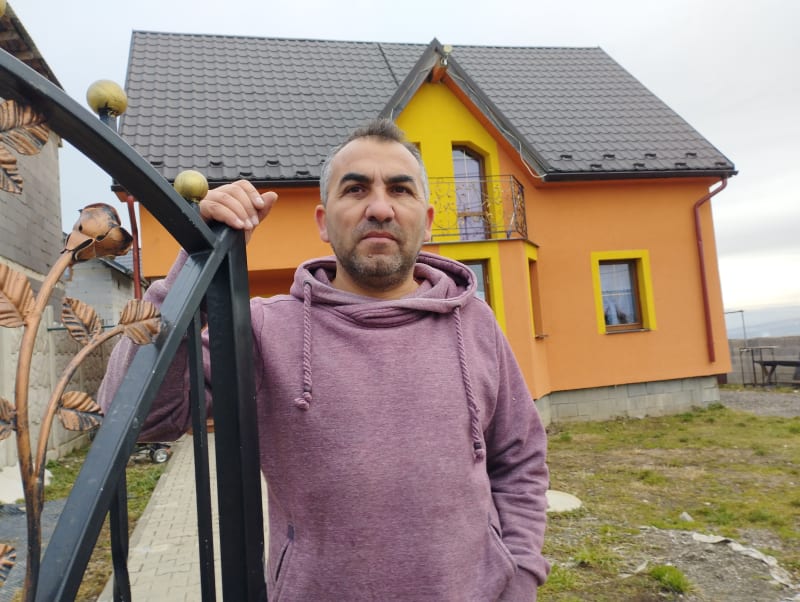 Obec Stráne pod Tatrami od podzimních komunálních voleb řídí 45 letý romský starosta Slavomír Badžo. V osadě mu patří jeden z nejkrásnějších domů.