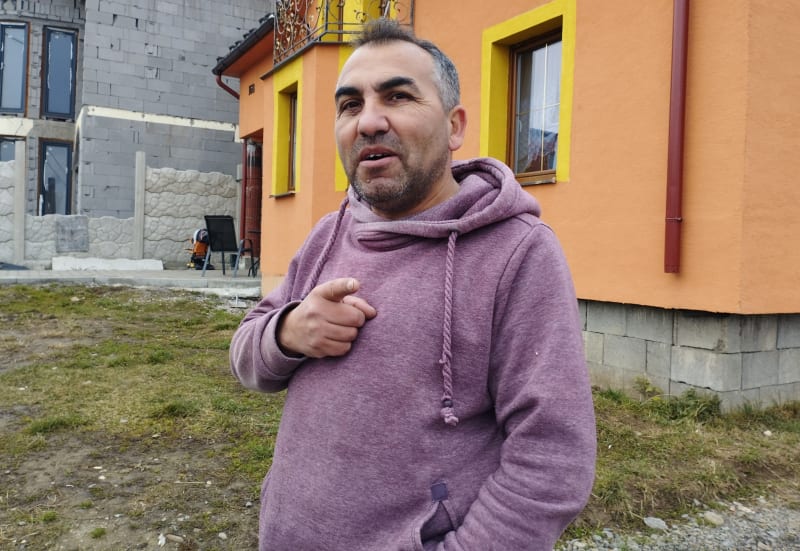 Obec Stráne pod Tatrami od podzimních komunálních voleb řídí 45 letý romský starosta Slavomír Badžo. V osadě mu patří jeden z nejkrásnějších domů.