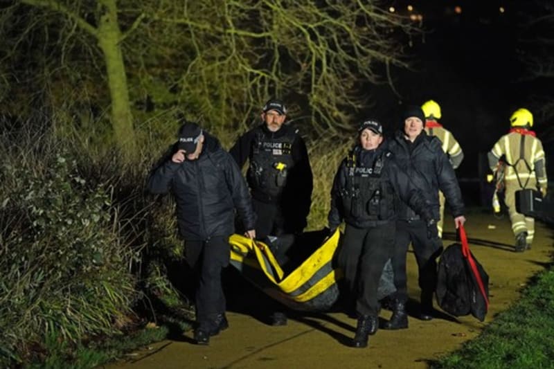 Čtyři děti se propadly do jezera u Birminghamu poté, co se pod nimi prolomil led. Tři z nich zemřely, jedno ještě stále bojuje o život.