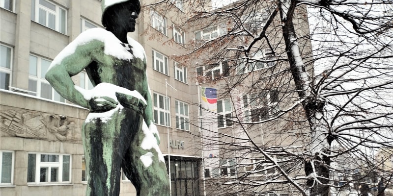 Ostrava centrum, socha horníka. Pondělní sněhová kalamita v moravskoslezské metropoli.