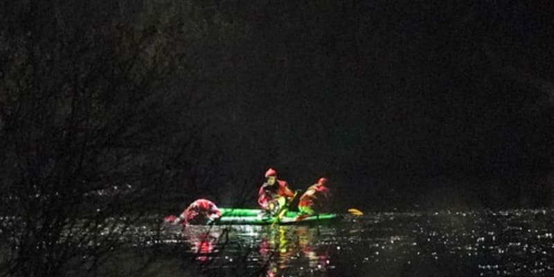 Čtyři děti se propadly do jezera u Birminghamu poté, co se pod nimi prolomil led. Tři z nich zemřely, jedno ještě stále bojuje o život. 