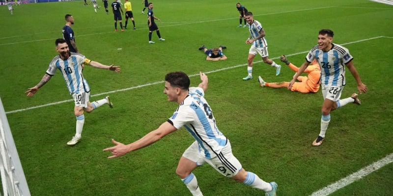 Álvarez (na fotografii nejblíže) zařídil Argentině postup finále vybojovanou penaltou a dvěma góly.