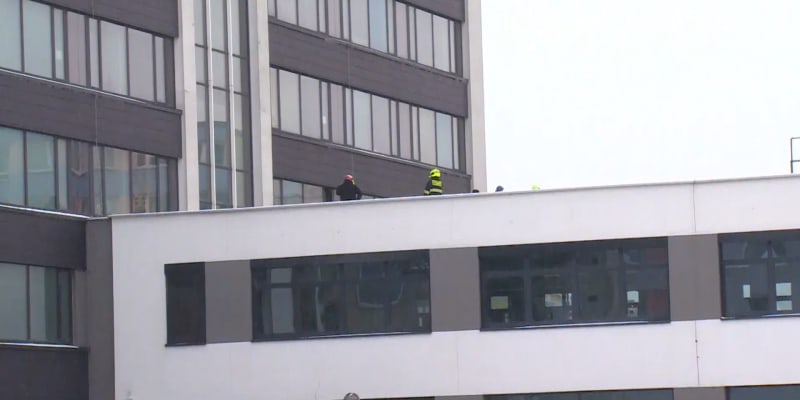 Žena spáchala sebevraždu skokem z okna v budově úřadu práce.