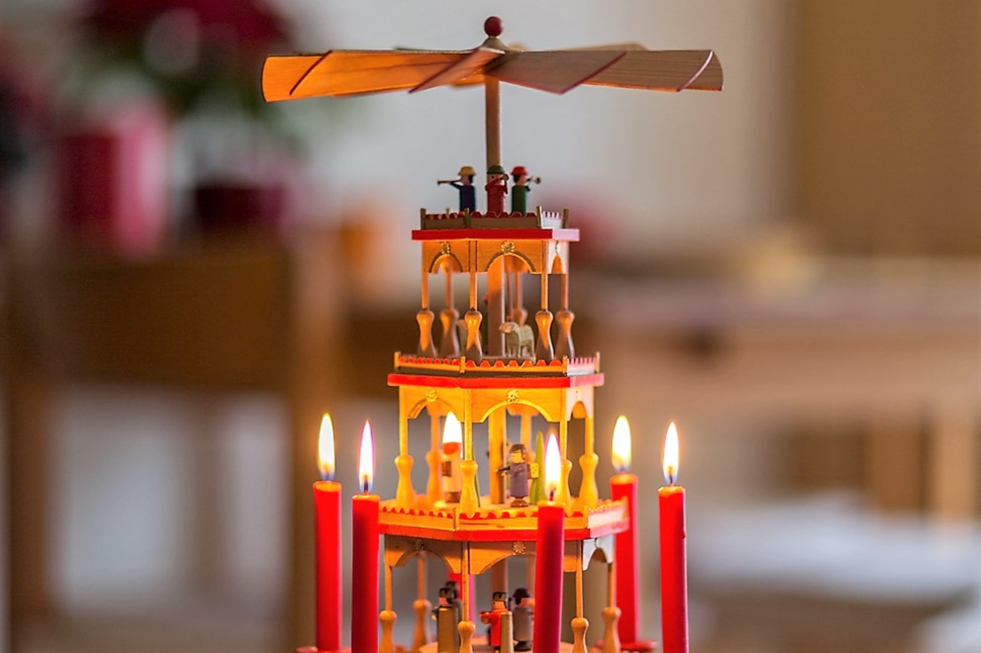 Místo betlémů v Německu staví vánoční pyramidy, které jsou ze dřeva a také jsou v nich tradiční postavičky jako v našem betlému. Ve spodním patře jsou svíčky. Teplo, které od nich stoupá vzhůru, otáčí velkou vrtuli v horní části betlému.