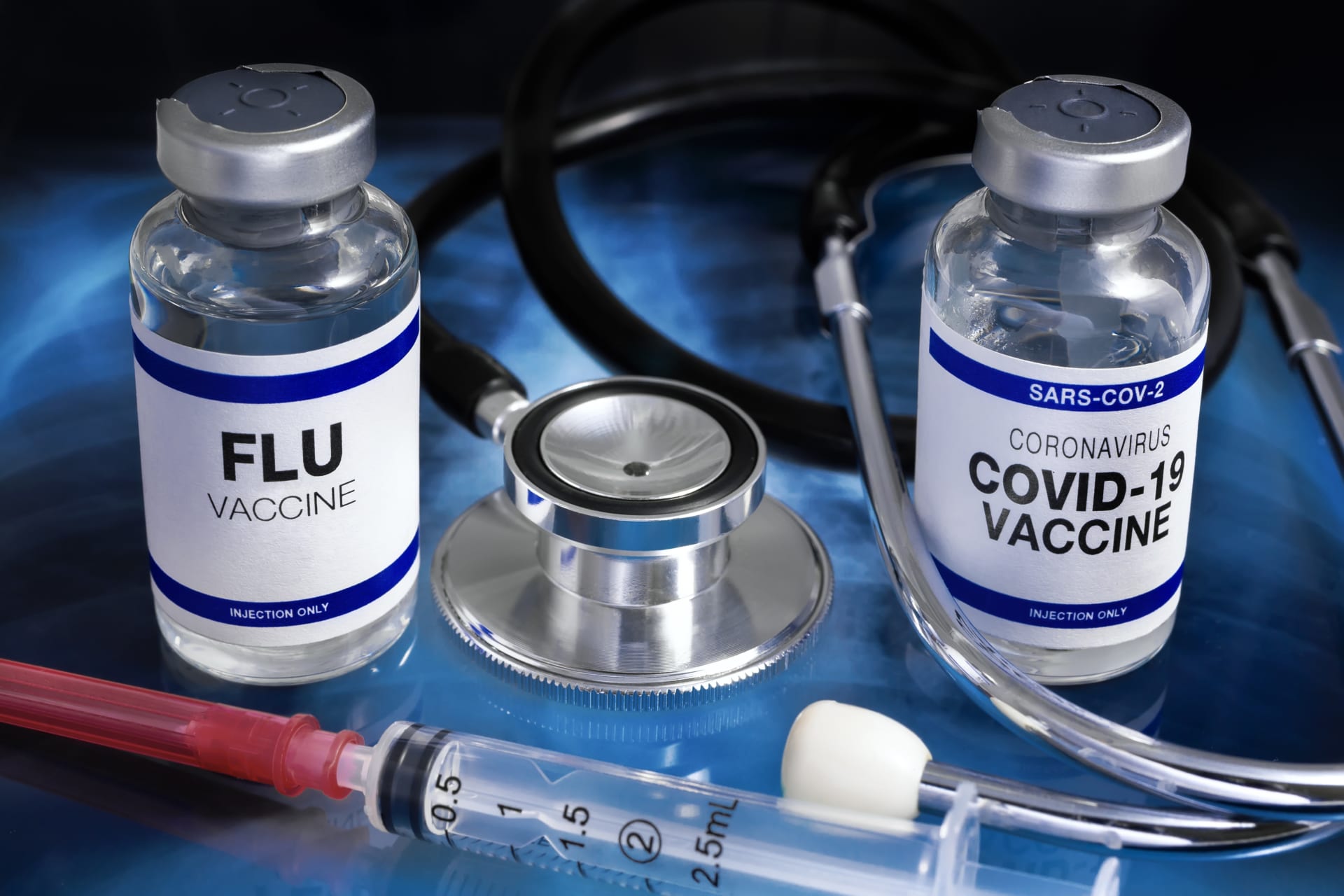 Očkování proti chřipce a nemoci COVID-19 se nevylučuje. Lidé mohou v rychlém sledu podstoupit oboje.