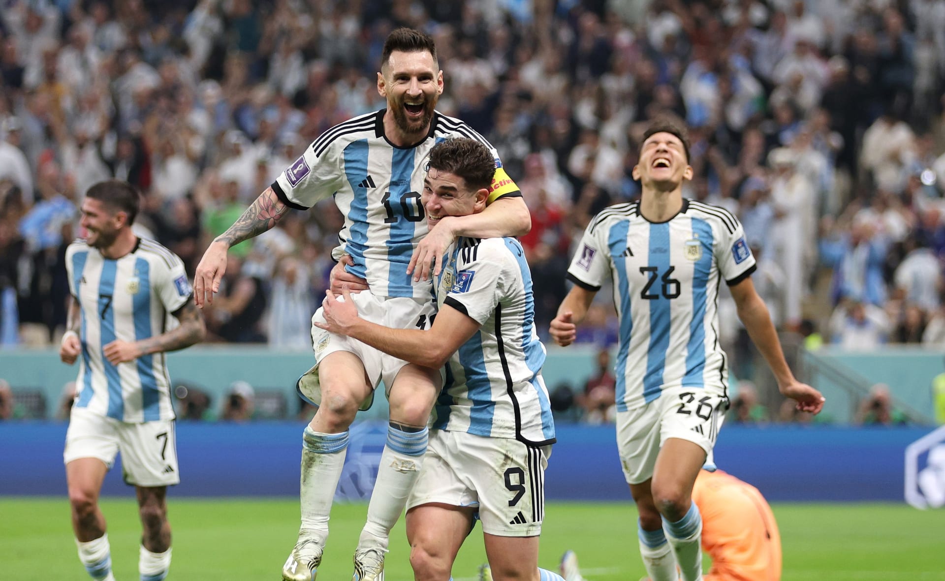 Kdysi Julián Álvarez žádal coby velký fanoušek Lionela Messiho o fotografii, teď spolu s ním dotáhl Argentinu do finále.