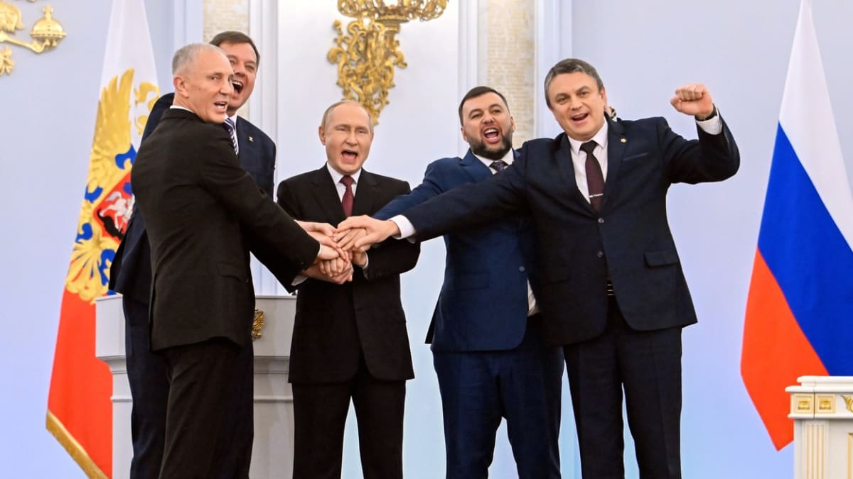 Vladimir Putin slaví podivnou anexi s loutkovými představiteli ukrajinských okupovaných oblastí.