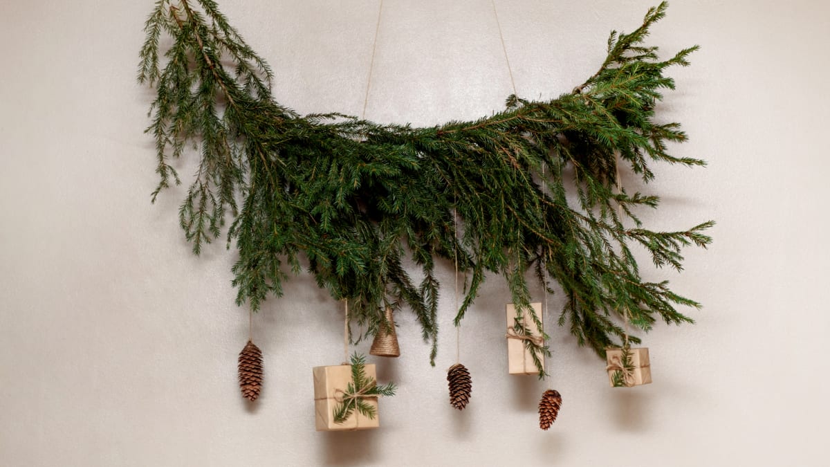 Větev můžete zavěsit na zeď a ozdobit jako vánoční stromek