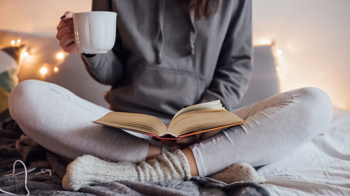 Uvařte si horký čaj a dejte se do čtení románů či detektivek