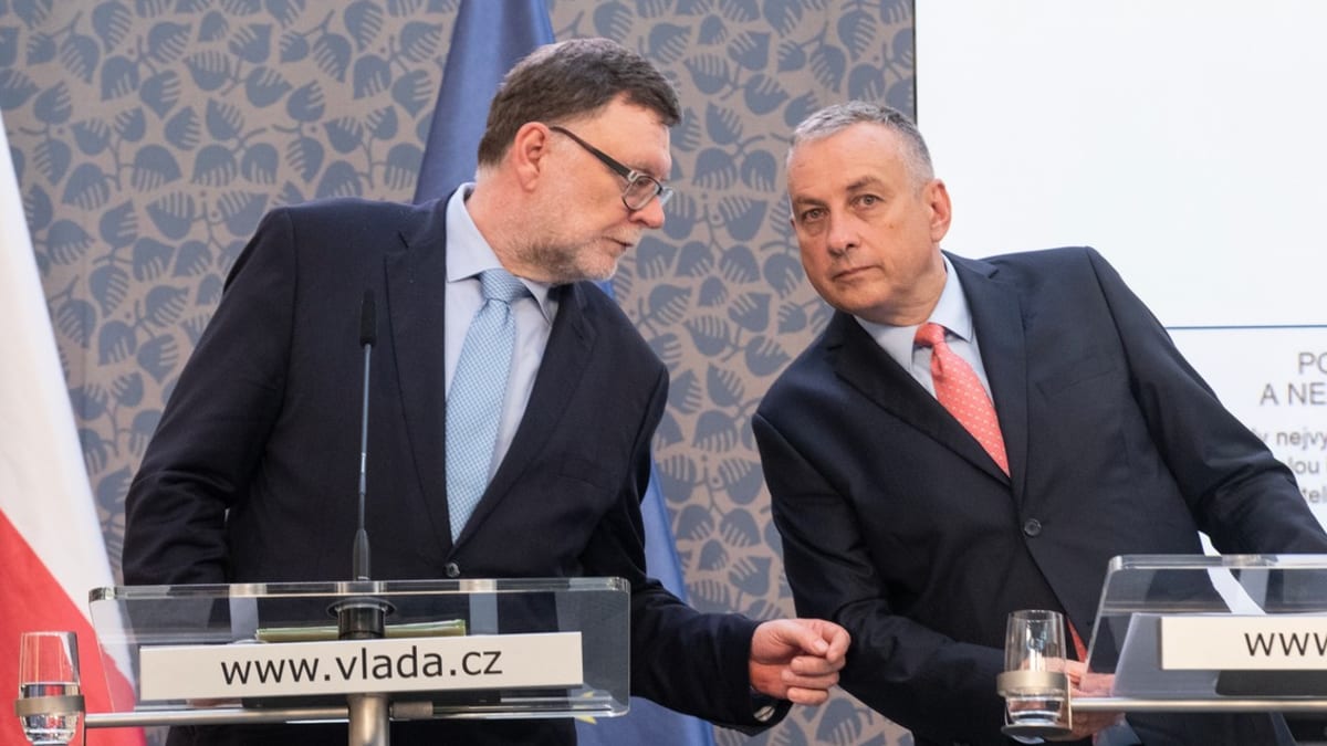 Ministr financí Zbyněk Stanjura (ODS) a ministr průmyslu a obchodu Jozef Síkela (za STAN)