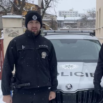 Policisté Karel Matoušek a Filip Kučírek zachránili život.
