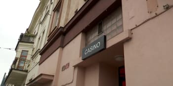 Přepadení kasina v Plzni: Útočník v kukle použil slzný sprej. Odnesl si desítky tisíc