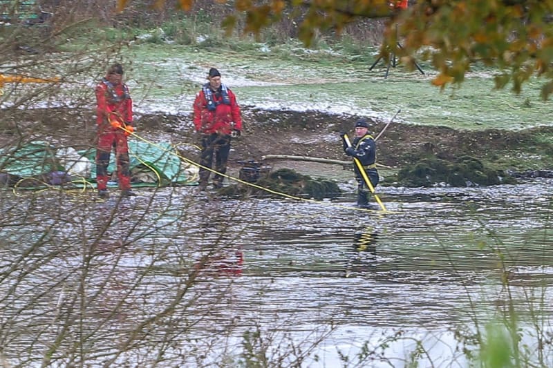 Tragédie na zamrzlém jezeře v Británii má už čtvrtou oběť. 