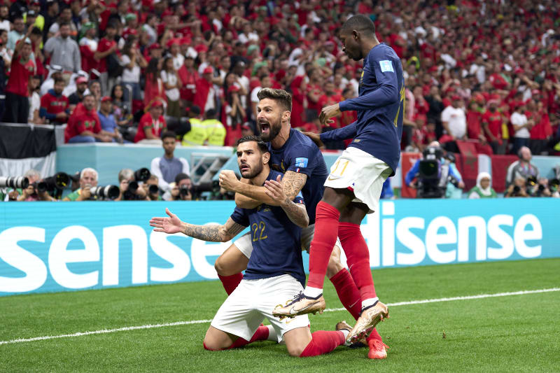 Velké radost francouzských hráčů po úvodním gólu Thea Hernándeze