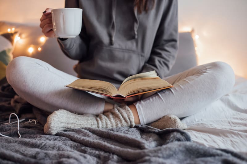 Uvařte si horký čaj a dejte se do čtení románů či detektivek