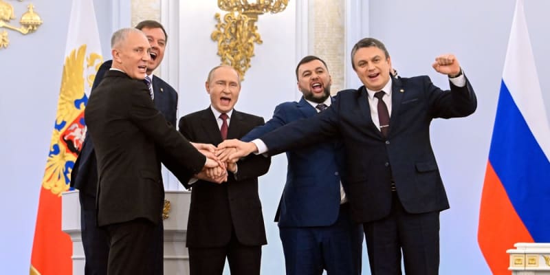 Vladimir Putin slaví podivnou anexi s loutkovými představiteli ukrajinských okupovaných oblastí.