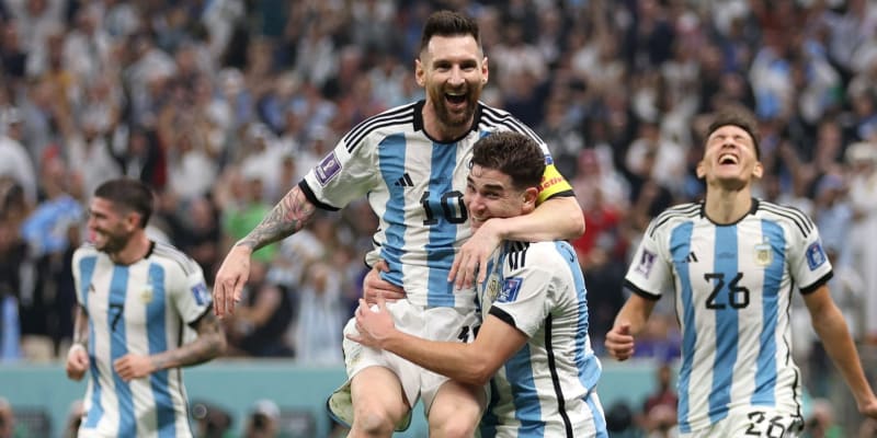 Kdysi Julián Álvarez žádal coby velký fanoušek Lionela Messiho o fotografii, teď spolu s ním dotáhl Argentinu do finále.