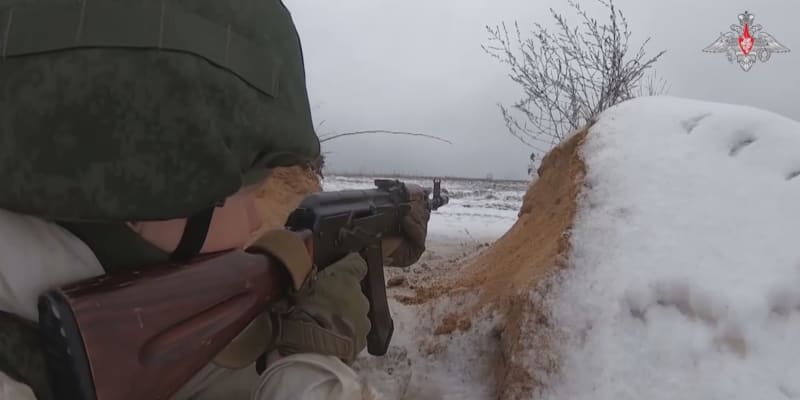 Reportér CNN Will Ripley se s ukrajinskými vojáky pohyboval u běloruských hranic. 