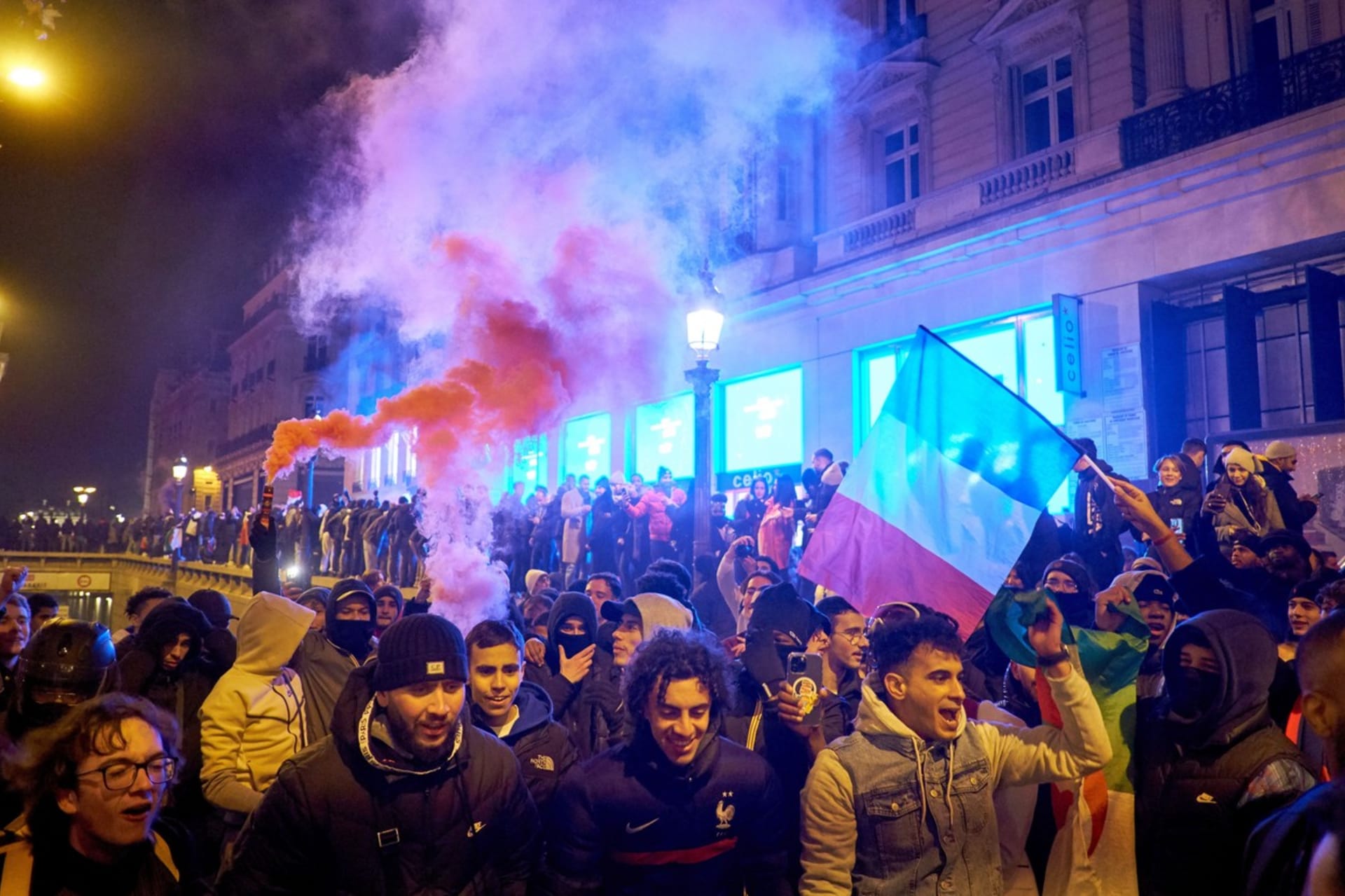 Francouzi slaví vítězství svých fotbalistů v semifinále světového šampionátu v Kataru.