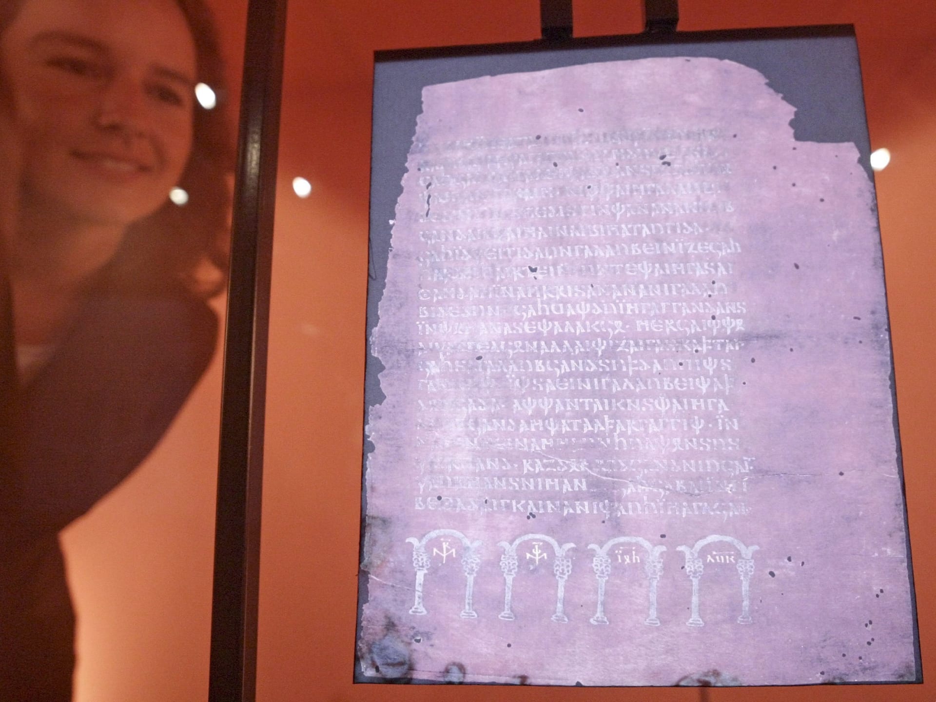 Návštěvnice výstavy obdivuje dochovanou část Stříbrné bible.