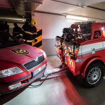 Dostat hořící elektromobil z podzemní garáže je bez potřebné techniky prakticky nemožné.