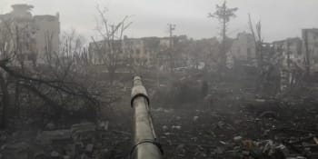 Depresivní záběry z Marjinky: Ruský tank srovnává ukrajinské město se zemí