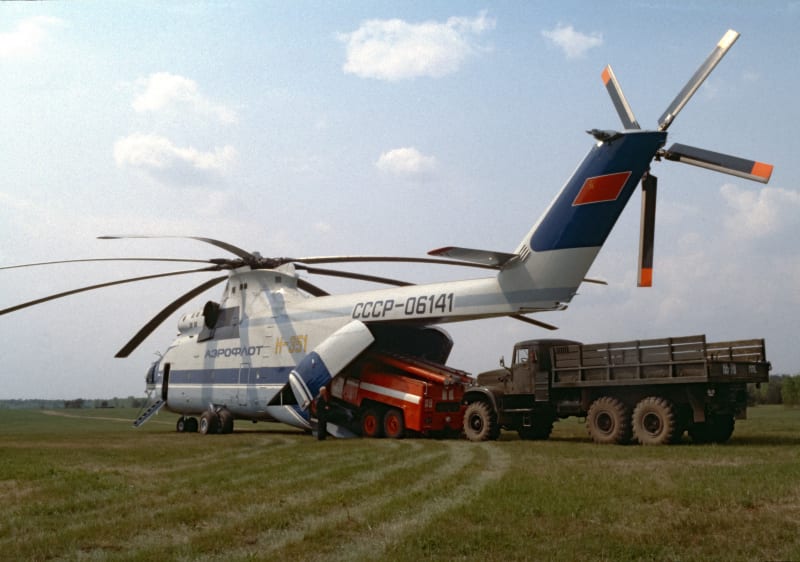 Druhý vyrobený prototyp Mi-26 ještě se sovětskou vlajkou demonstruje svou transportní kapacitu