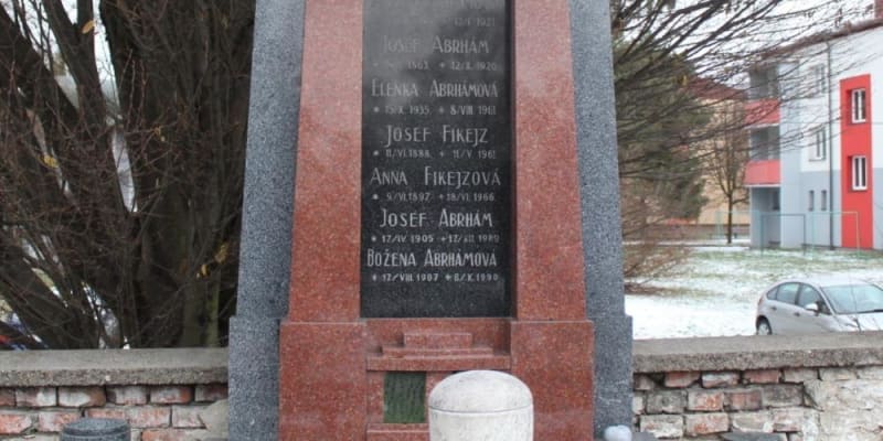 Hrob rodiny Josefa Abrháma v Kunovicích. 