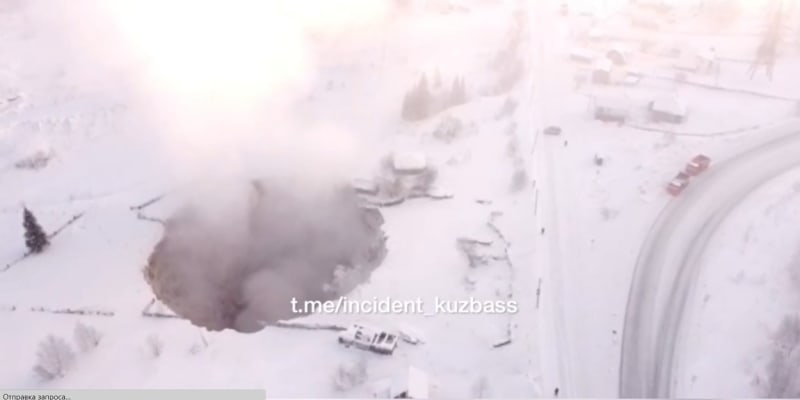 V ruském lyžařském středisku Šeregeš se propadla půda a vytvořila kráter.