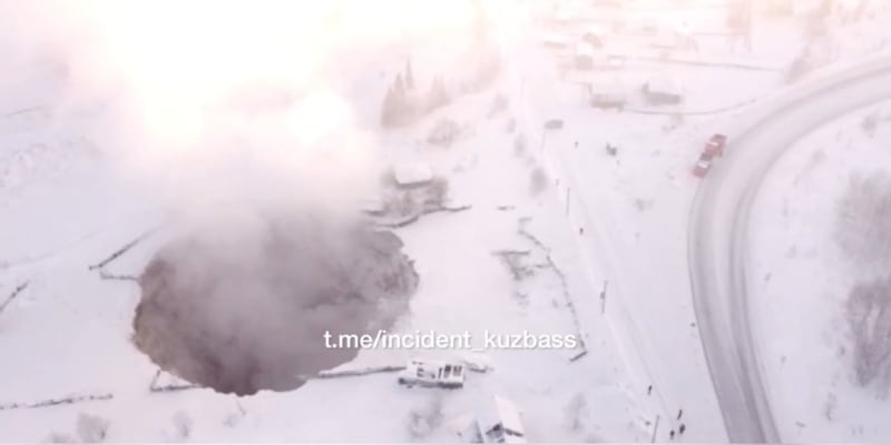 V ruském lyžařském středisku Šeregeš se propadla půda a vytvořila kráter.