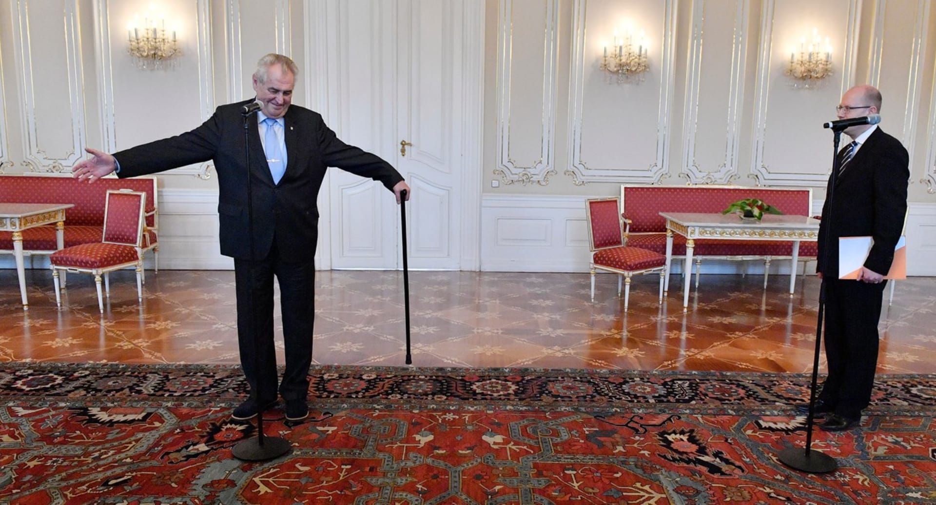 Bizarní setkání Miloše Zemana a Bohuslava Sobotky (ČSSD) z května 2017.