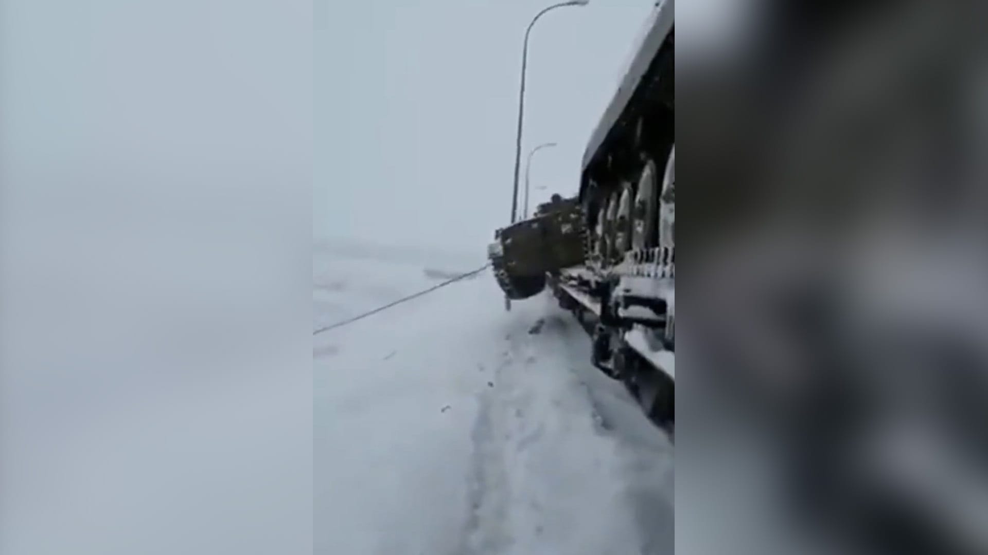 Ruský tank padá z transportního vlaku.