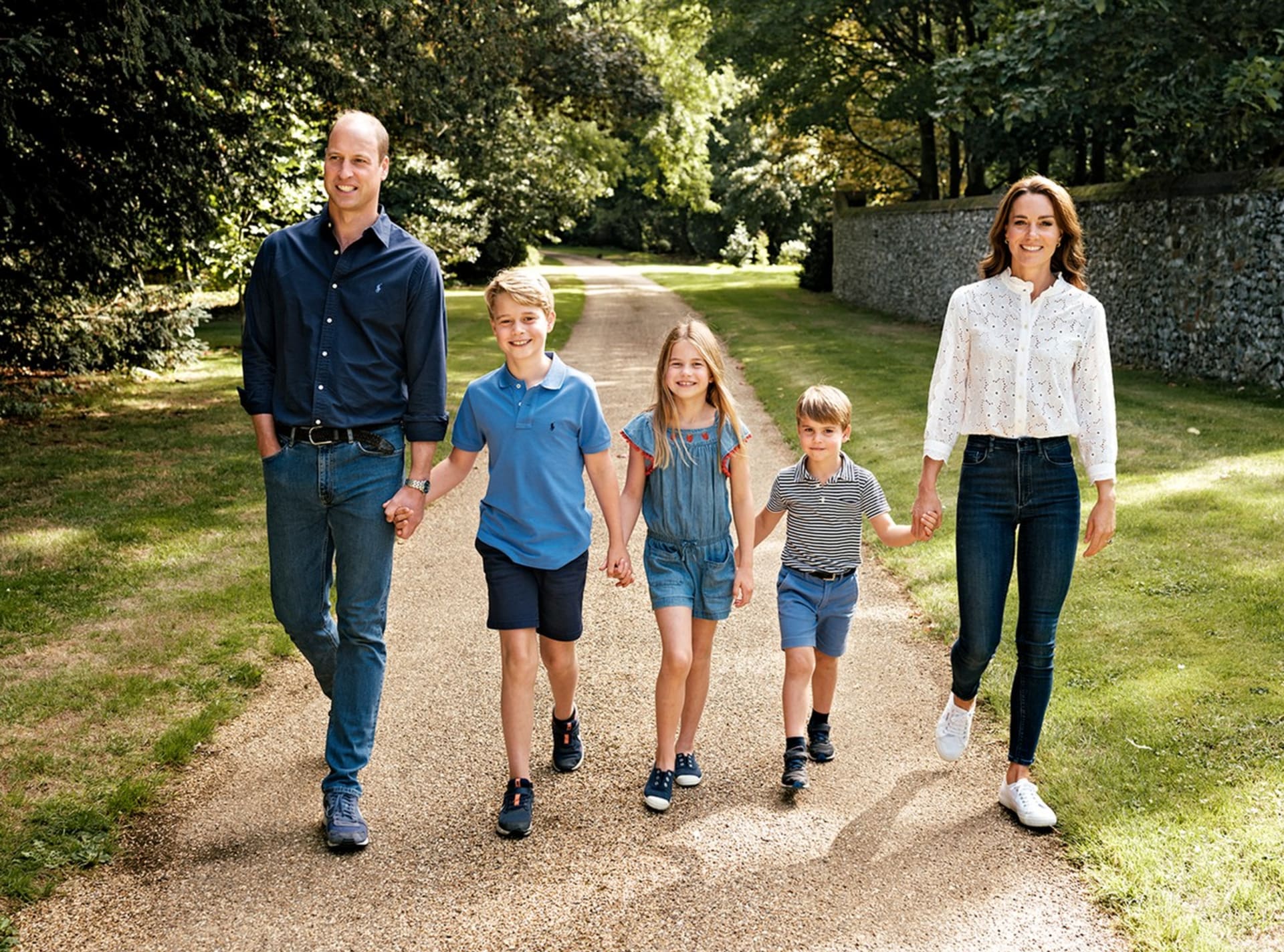 Vánoční přání pincezny a prince z Walesu s dětmi je v ležérním stylu.