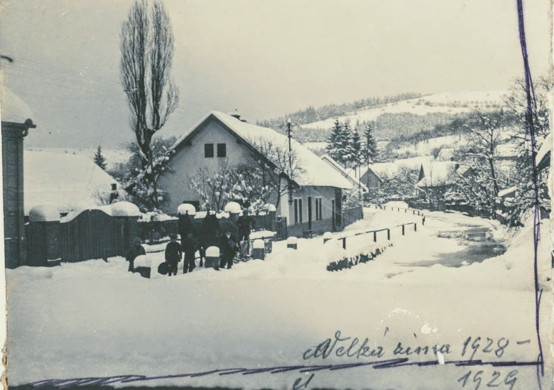 Zima 1928/1929 v Mnichovicích. Zdroj MěÚ Mnichovice,  publikováno se svolením kronikářky Kláry Kabátové