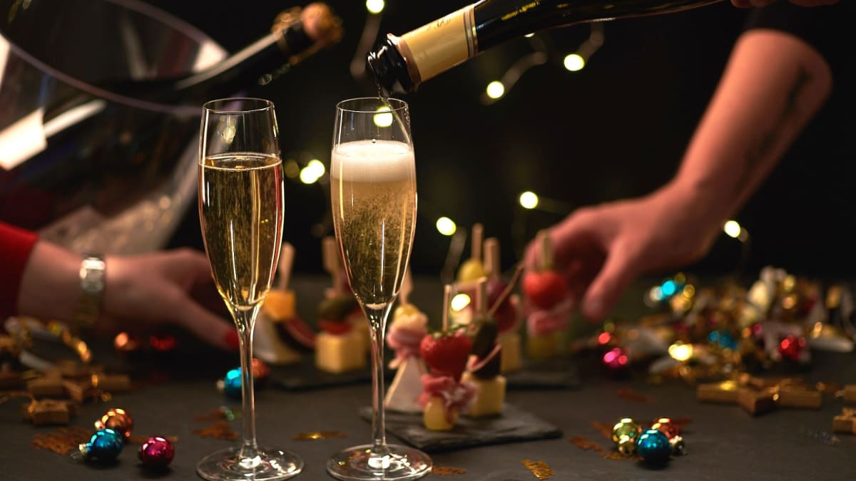 SKlenka šumivého vína patří k oslavám konce roku