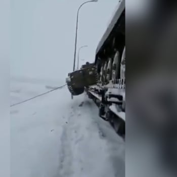 Ruský tank padá z vlaku