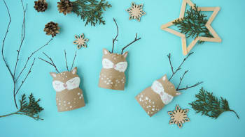 Vánoční sovičky z papírových trubek můžete zavěsit na stromek i postavit na parapet okna